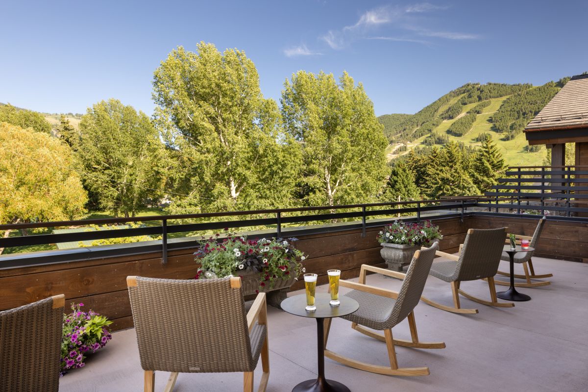 Rusty Parrot Lodge & Spa east perch balcony with seating